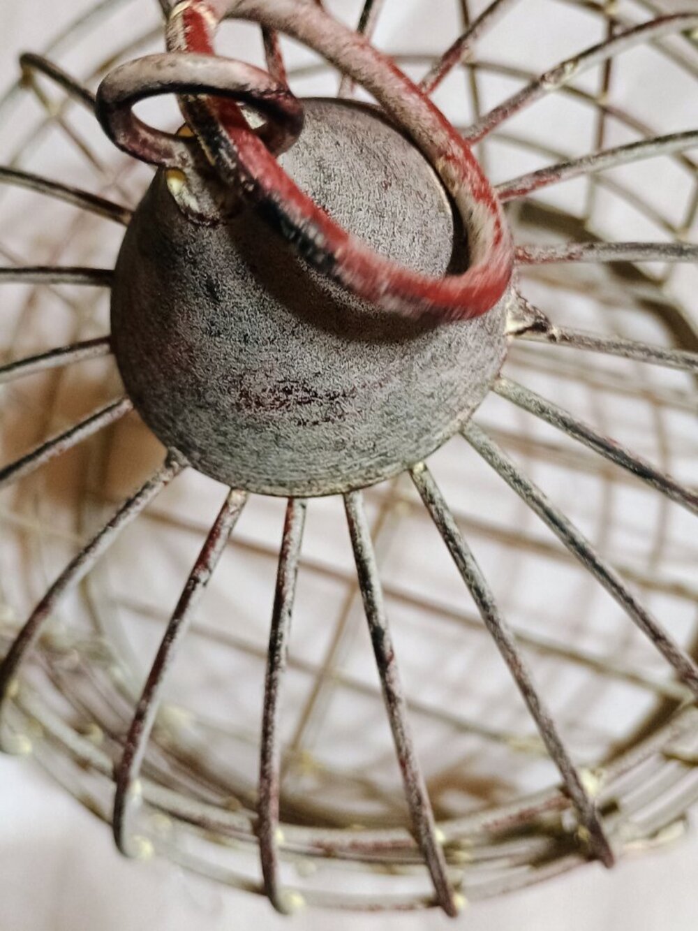 Vintage small hanging bird cage with locking mechanism - Picture 5 of 5